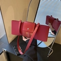 Schicke rote Schultertasche in Schleifenform aus PU-Leder mit Magnetverschluss - Rot