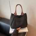 Sac fourre-tout minimaliste en toile noire avec broderie marron et bandoulière - Noir