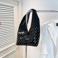 Borsa hobo punk nera lucida con borchie argentate e manico a triangolo integrato - Nero