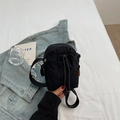 Mini borsa a tracolla in nylon nero con coulisse, logo rotondo e etichetta arancione - Nero