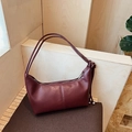 Bolso de hombro minimalista burdeos con correas anudadas y cuentas de metal pulido - Burdeos