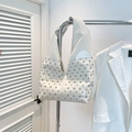 Borsa tote bianca minimalista con borchie argentate e finitura in ecopelle lucida - Bianco