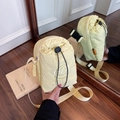 Mini borsa a tracolla in nylon crema con chiusura a coulisse e ricamo D - Giallo