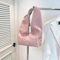 Borsa a spalla punk in pelle verniciata rosa con borchie argentate e lucentezza - Rosa