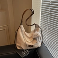 Borsa a tracolla in tela beige con catena di perle e ciondolo a nuvola sul divano - Bianco Sporco