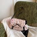 Rosa plissierte Umhängetasche mit schwarzen Schleifenprints und Perlenanhänger - Mit Anhänger-Stil / Rosa