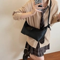 Bolso hobo negro minimalista con adornos de bolas plateadas y detalles de correa anudada - Negro