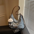 Borsa hobo in denim blu con motivi a farfalla, tracolla in pelle e catena di perle - Blu