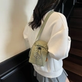 Mini borsa a tracolla in nylon verde oliva con chiusura a coulisse e cinturino in tessuto - Verde