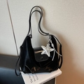 Bolso tote de charol negro brillante con un colgante de estrella plateada - Negro (Con Colgante)