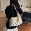 Elegante bolso hobo beige plisado con solapa y correa ajustable para mujer - Blanco roto (Con Colgante)