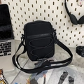Detalle de bandolera de nailon negro con cordón elástico en tablero perforado - Negro