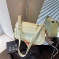 Sac à bandoulière à carreaux vert clair avec sangle réglable et rabat en cuir - Vert