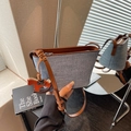 Mini borsa a secchiello in tela azzurra con finiture in pelle marrone e ciondolo - Blu Denim