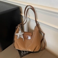 Bolso tote marrón brillante retro con asas oscuras y un colgante de estrella plateada - Caqui (Con Colgante)
