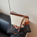 Borsa a secchiello in tela minimalista con finiture in pelle marrone e charm a cavallo - Bianco Sporco