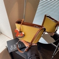 Borsa a secchiello in tessuto giallo con finiture in pelle marrone e ciondolo a cavallo - Giallo