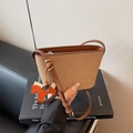 Mini borsa a secchiello in tela marrone con finiture in pelle e ciondolo a cavallo - Marrone