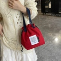 Rote Segeltuch-Lunchtasche mit Kordelzug und blauen Griffen für den täglichen Pendelweg - Rot
