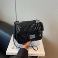 Petit sac noir matelassé avec chaîne réglable et fermoir rotatif argenté élégant - Noir