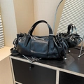 Elegante bolso baguette de cuero PU negro granulado con hebillas plateadas y cordón - Negro