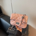 Sac à rabat rose matelassé avec chaîne argentée et boucle à bille réglable pour femme - Blanc