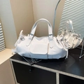 Bolso baguette chic blanco crema con diseño plisado y colgante de bola plateada - Blanco