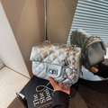 Sac bandoulière argenté matelassé avec chaîne et pendentif boule métallique - Argent