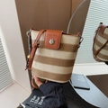 Sac seau en paille à rayures arc-en-ciel avec finitions cuir et pendentif foulard - Patchwork Blanc Kaki avec pendentif