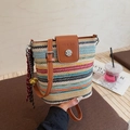 Sac seau tissé à rayures arc-en-ciel avec rabat en cuir brun et bandoulière - Multicolore Avec Pendentif