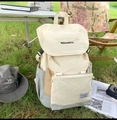 Vue détaillée d'un grand sac à dos de plein air en toile sur fond d'herbe verte - Gris