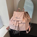 Mochila de nailon rosa con logotipo bordado y bolsillos frontales para la escuela y viajes - Rosa