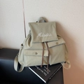 Mochila de nailon verde claro con logo bordado blanco y cierre de cordón - Verde