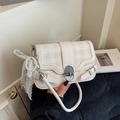 Borsa a tracolla a quadretti color crema con fibbie argento e ciondolo di perle - Bianco avorio