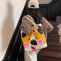Grand sac fourre-tout en toile à motif de chien mignon porté à l'épaule par modèle - Chien Jaune à Gros Visage (Image 3)