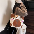 Sac fourre-tout en toile blanche avec motif chien marron et pendentif peluche assorti - Chien Mignon aux Yeux Fermés (Image 4)