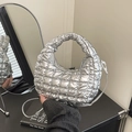 Schicke silber-metallic gesteppte Beuteltasche mit verstellbarem Riemen und Griff - Silber