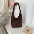 Sac hobo en daim marron foncé avec clous argentés en losanges et grand compartiment - Marron