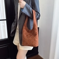 Sac fourre-tout en daim marron avec clous argentés à motif losanges sur mannequin - Marron