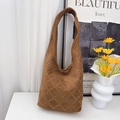 Sac hobo en daim marron avec rivets métalliques vintage et large bandoulière - Khaki