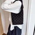 Borsa hobo retrò in pelle scamosciata nera con borchie argentate e motivo trapuntato - Nero