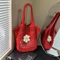 Rode gehaakte shopper met een wit madeliefje voor het strand en de zomervakantie - Rood