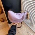 Borsa a sella a mezzaluna viola in pelle martellata con nappa in legno e perline - Viola Con Ciondolo