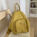 Gelber multifunktionaler Nylon-Rucksack mit M-Logo aus Metall auf einem Holzstuhl - Gelb