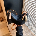 Borsa a tracolla a mezzaluna in pelle nera con perline colorate e cinturino marrone - Nero con ciondolo