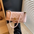Borsa baguette rosa con motivo floreale a rilievo e chiusura in metallo dorato - Rosa