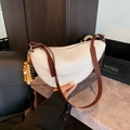 Borsa a tracolla a mezzaluna in pelle bianca con cinturino marrone e nappa di perline - Bianco con ciondolo