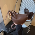 Borsa a tracolla a mezzaluna in pelle marrone scuro con texture e ciondolo boho - Marrone con ciondolo