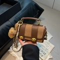 Sac bandoulière bicolore chic en marron et kaki avec anneaux et pendentif en peluche - Marron