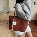 Vintage brown large capacity tote bag with plush bear charm for daily commuting style - Reddish Brown With Pendant